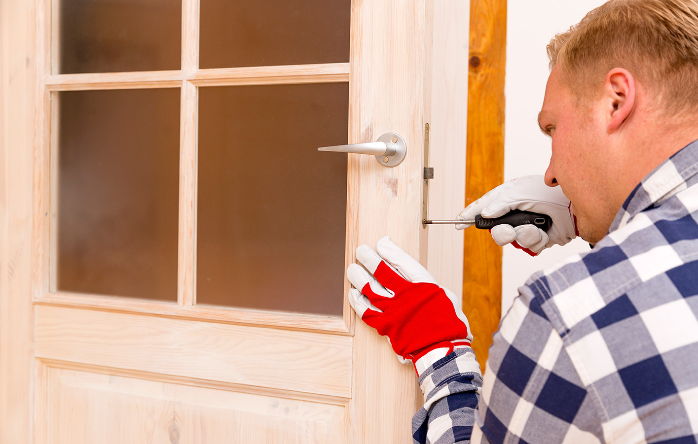 Türmontage durch Handwerker Monteur - Handwerker baut eine Tür ein